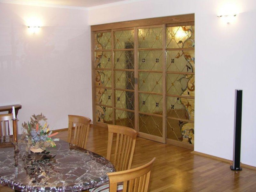Перегородка для гостиной с цветным стеклом и декоративными вставками Балашиха
