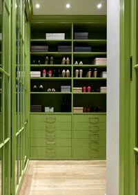 Г-образная гардеробная комната в зеленом цвете Балашиха