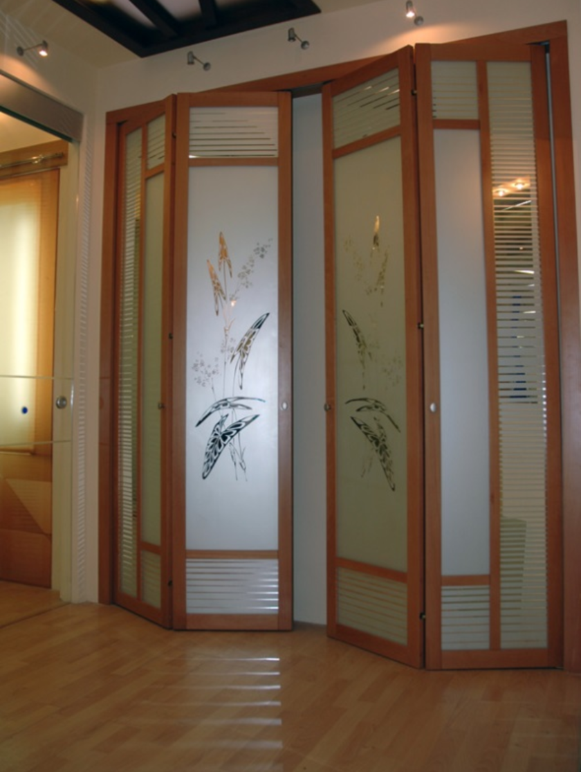 Широкие двери гармошка с матовым стеклом и рисунком Балашиха